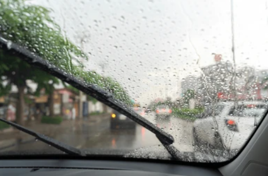 How Hydrophobic Coatings Work: The Science Behind Water-Repellent Windshields
